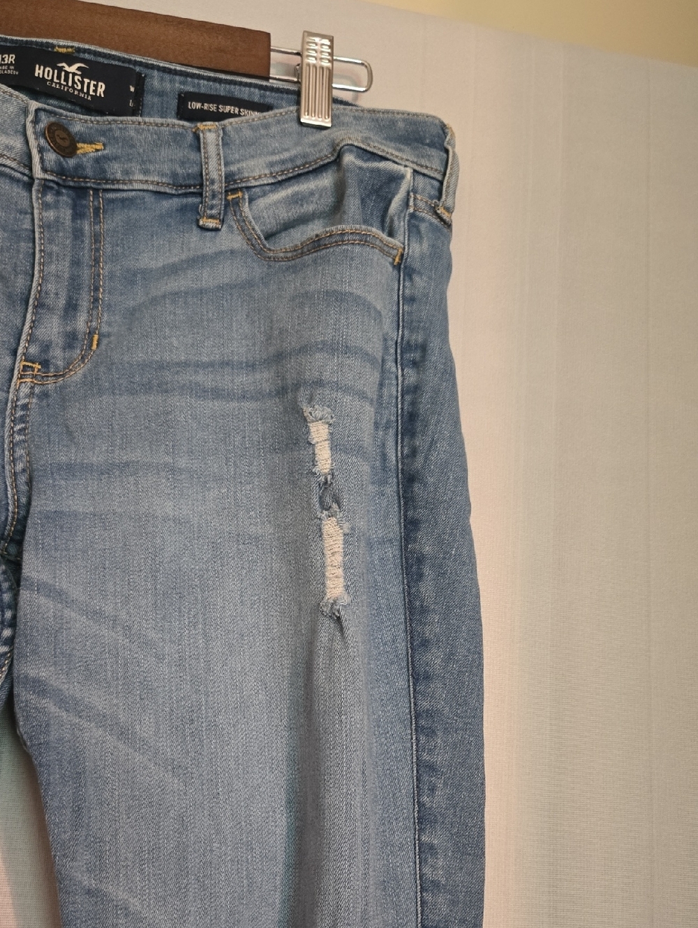 Hollister Light Wash Destructed Skinny Jeans Size 13 - Picture 4 of 10